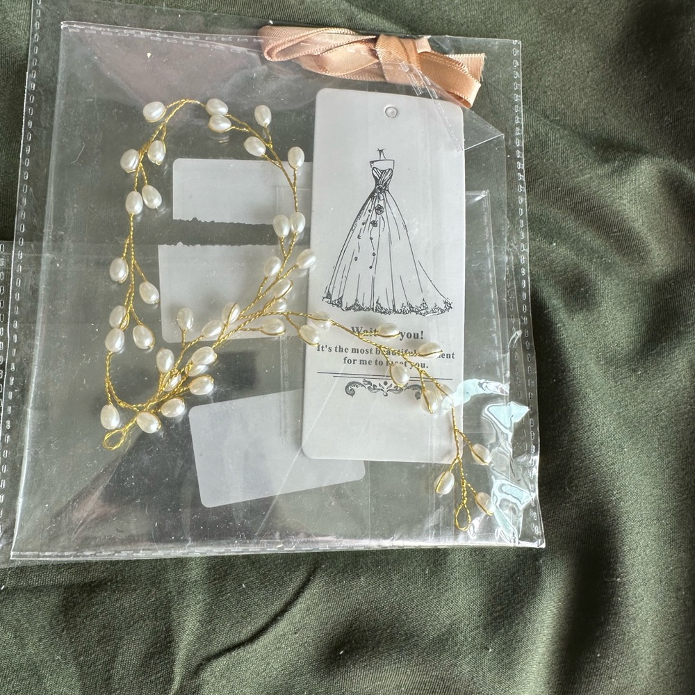 Elegant Pearl and Gold Bracelet
